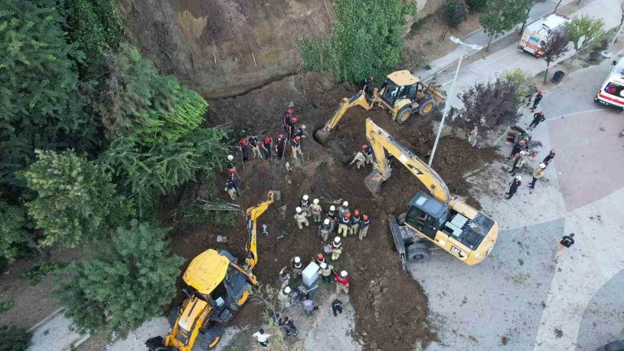 Büyükçekmece'de göçük altında kaldığı iddiasıyla arama sürüyor
