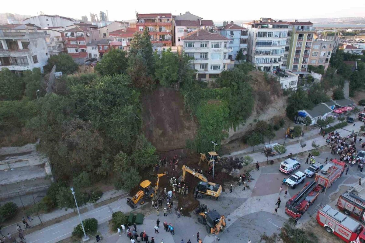 Büyükçekmece'de göçük altında kaldığı iddiasıyla arama sürüyor