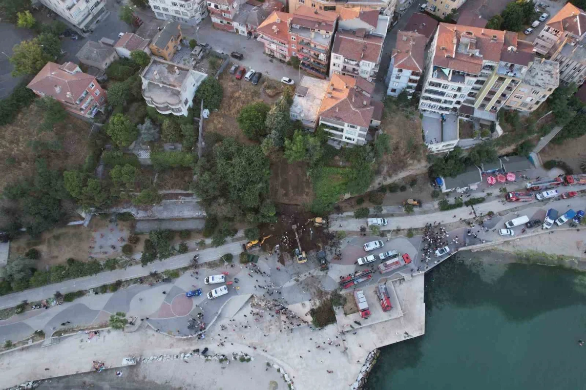 Büyükçekmece'de göçük altında kaldığı iddiasıyla arama sürüyor