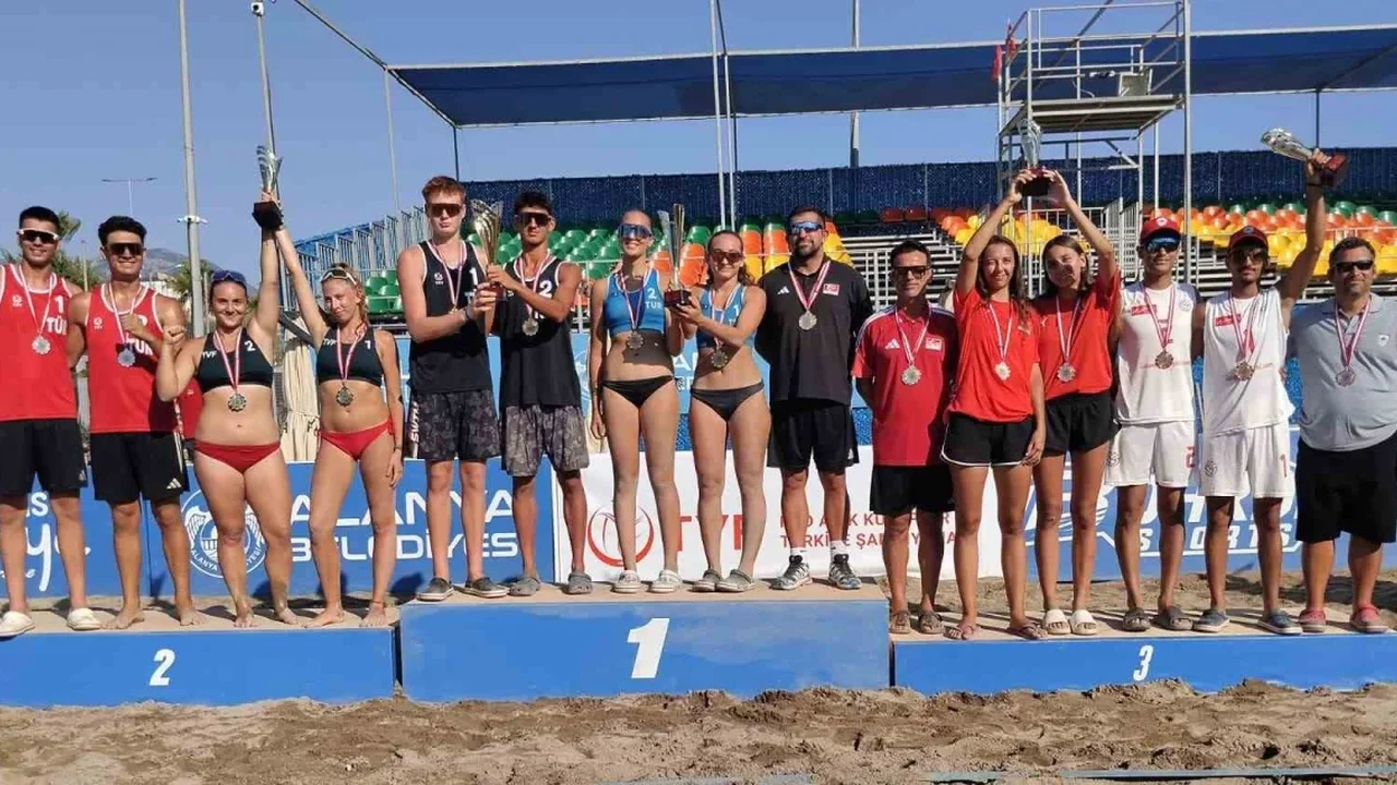 Alanya'da Pro Açık ve U20 Plaj Voleybolu Şampiyonları belli oldu