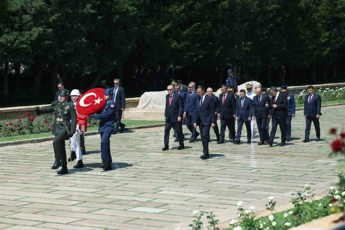 Erdoğan ve YAŞ üyeleri Anıtkabir'i ziyaret etti