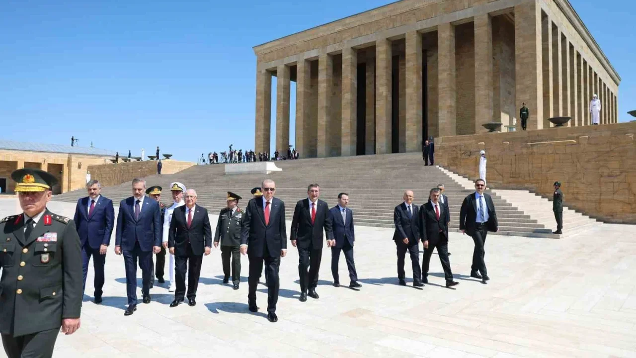 Erdoğan ve YAŞ üyeleri Anıtkabir'i ziyaret etti