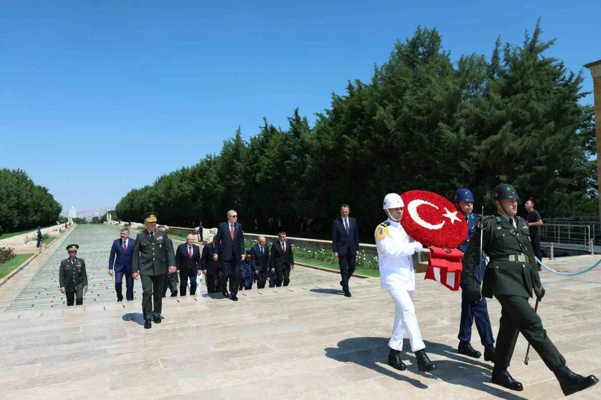 Erdoğan ve YAŞ üyeleri Anıtkabir'i ziyaret etti