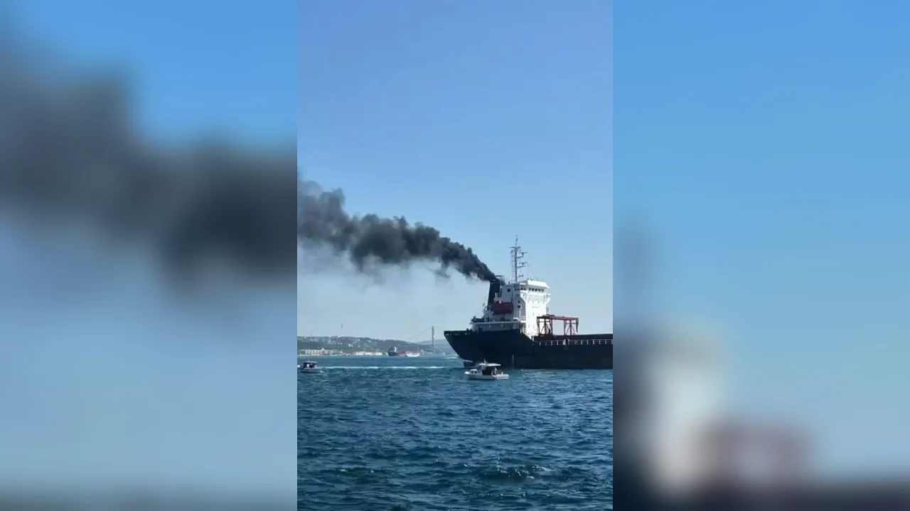 Sarayburnu açıklarında gemi bacasından çıkan duman paniği
