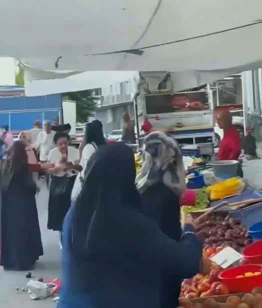 Beyoğlu'nda armut tartışması: Pazarcı müşterinin başına kalas fırlattı
