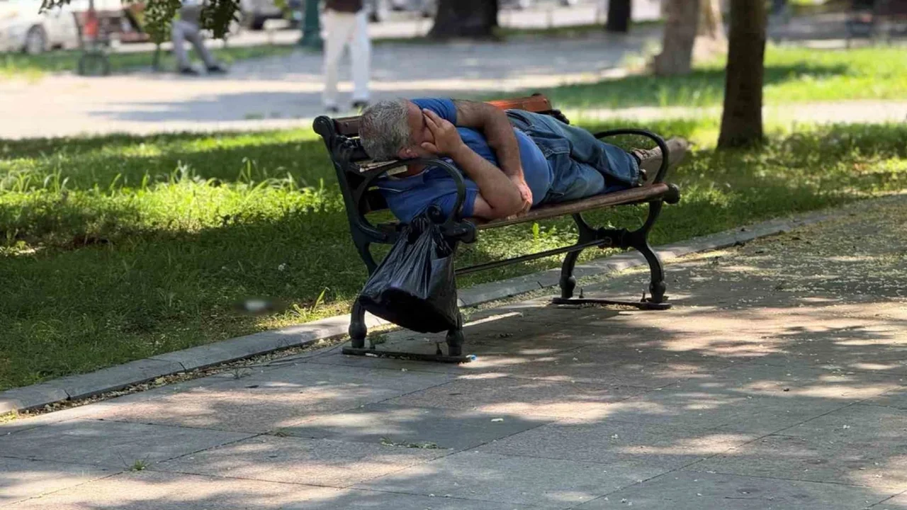İstanbul'da sıcak hava ve nem vatandaşları sahillere yöneltti