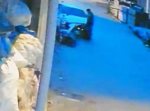 Telefonla oynayan elektrikli bisiklet sürücüsü İnegöl'de kaza yaptı