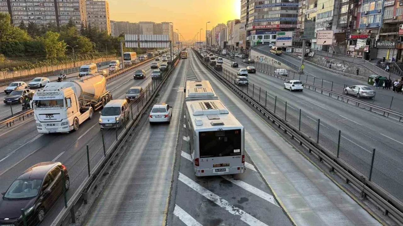 Şirinevler'de metrobüs çarptı: Tansiyonu düşen kadın yaralandı