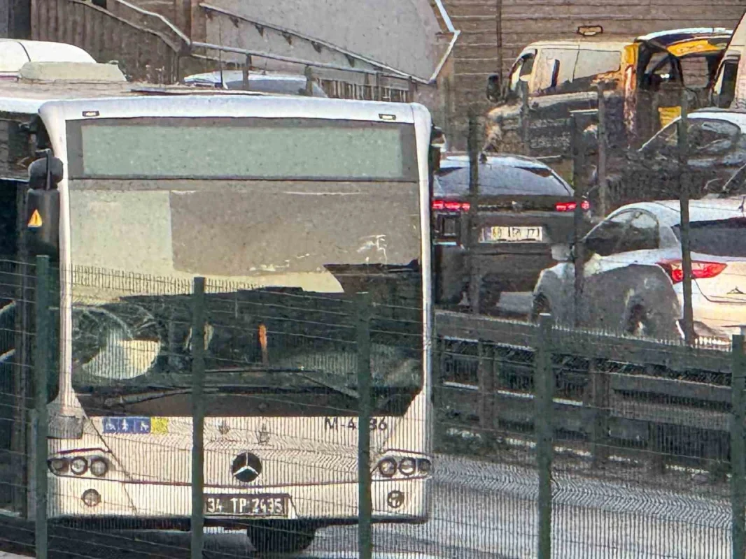 Şirinevler'de metrobüs çarptı: Tansiyonu düşen kadın yaralandı