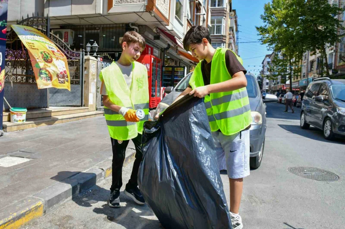 Esenyurt Belediyesi'nden çocuklarla çevre temizliği etkinliği