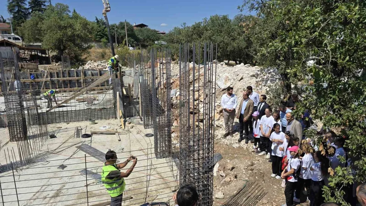 Orhaneli'de yarı olimpik yüzme havuzu temeli dualarla atıldı