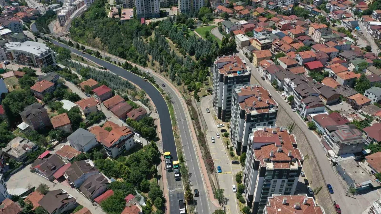 Tosyalı'nın cüruf bazlı asfaltı Kocaeli'de yollara döşendi