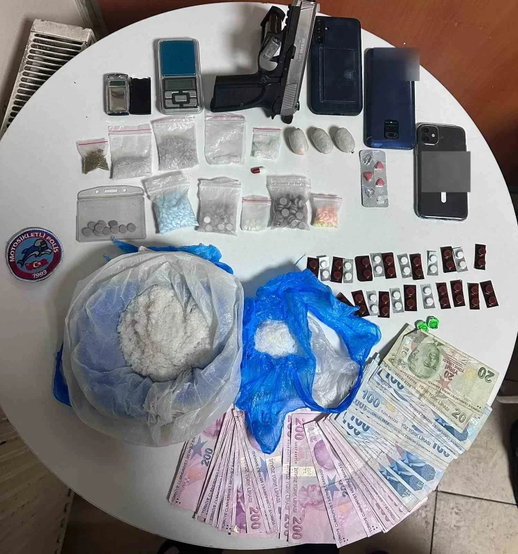 Bağcılar'da uyuşturucu operasyonu: 4 şüpheli gözaltında