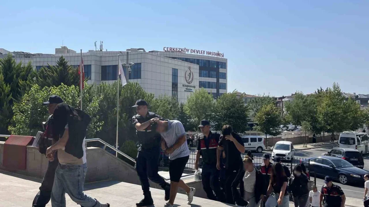 Kapaklı'da kadın kıyafeti giydirip şantaj yapan 6 kişi yakalandı