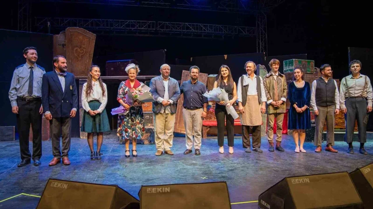 Cimri oyunu Bursa Açıkhava'da tiyatroseverlerden tam not aldı