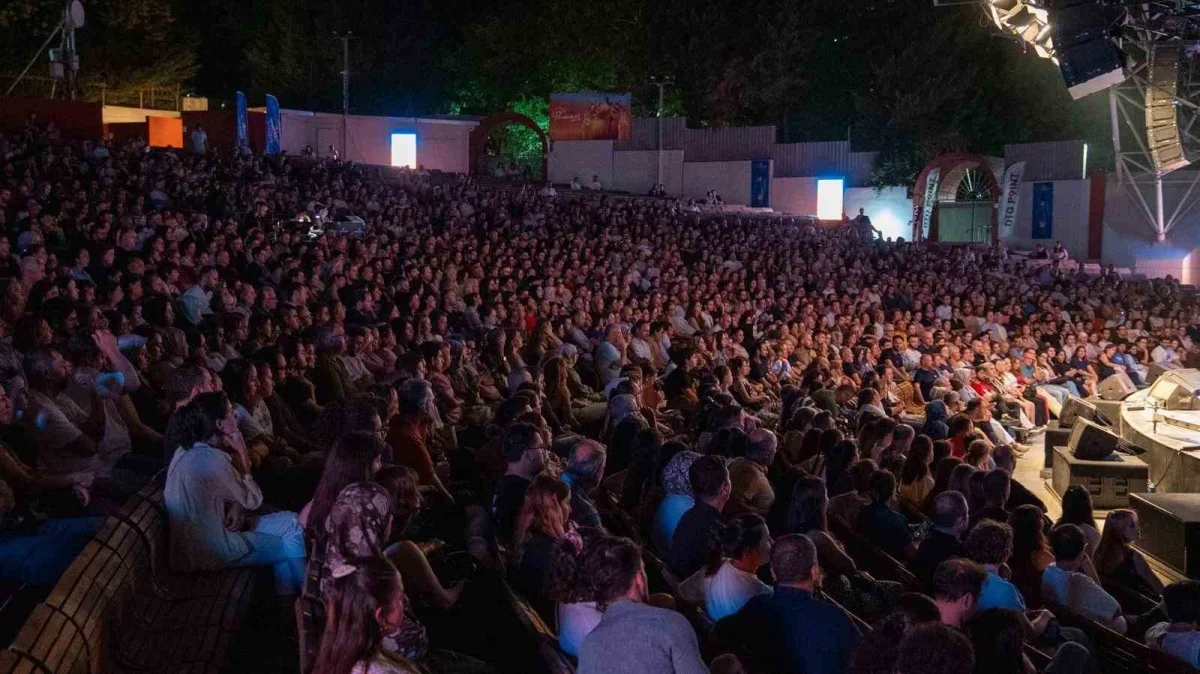 Cimri oyunu Bursa Açıkhava'da tiyatroseverlerden tam not aldı