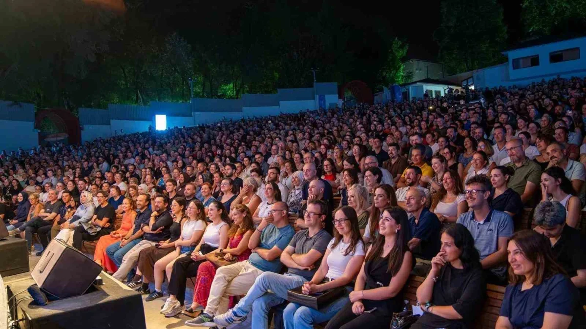 Cimri oyunu Bursa Açıkhava'da tiyatroseverlerden tam not aldı