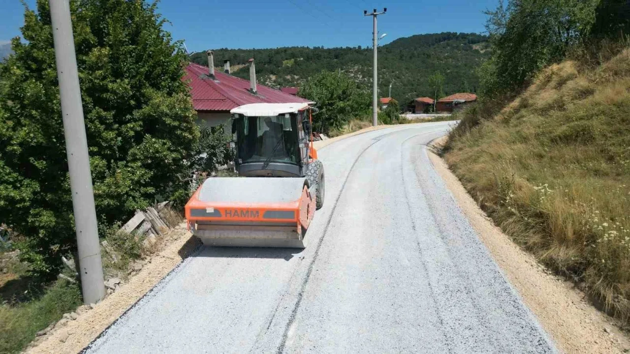 Bursa Büyükşehir Belediyesi Keles Delice'de yolu yeniliyor