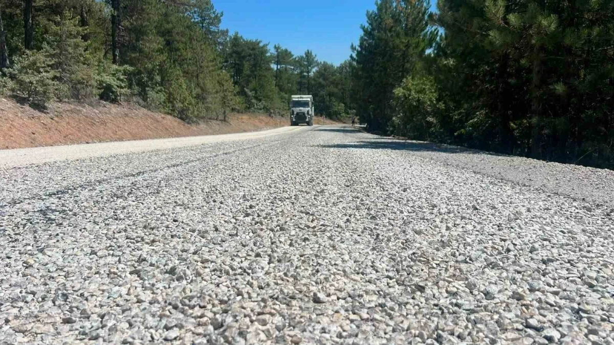 Bursa Büyükşehir Belediyesi Keles Delice'de yolu yeniliyor