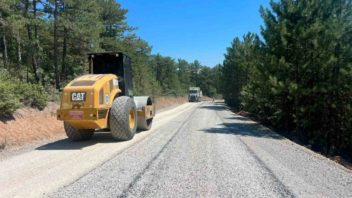 Bursa Büyükşehir Belediyesi Keles Delice'de yolu yeniliyor