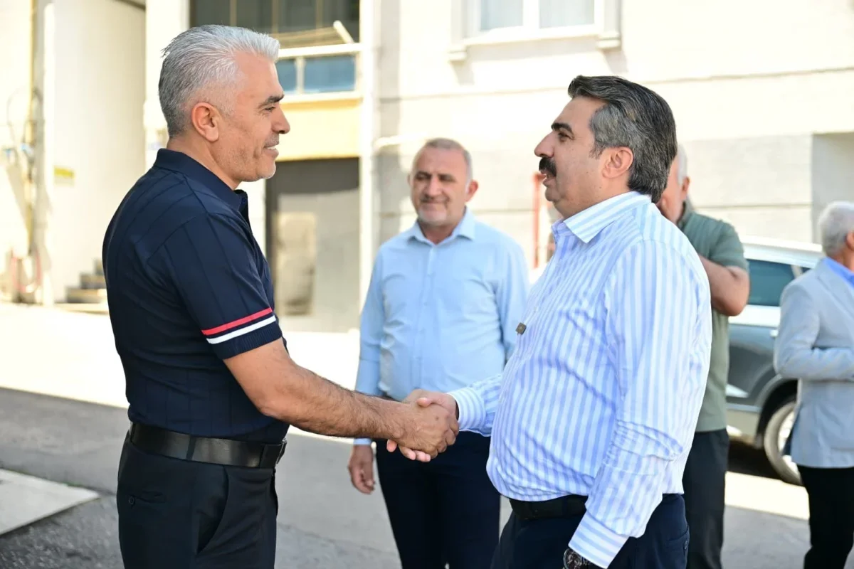 Oktay Yılmaz, Çiçek Caddesi esnafıyla Zümrütevler'de buluştu