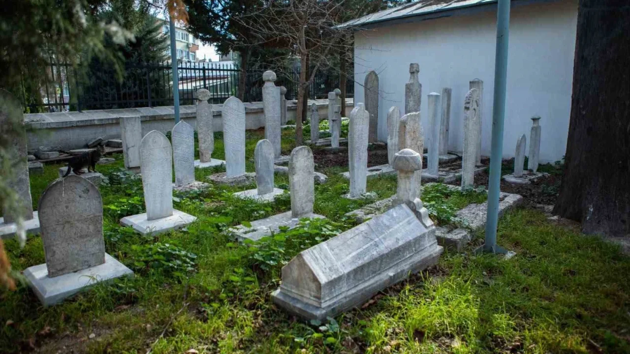 Fatih'te Osmanlı hazireleri aslına uygun şekilde restore ediliyor