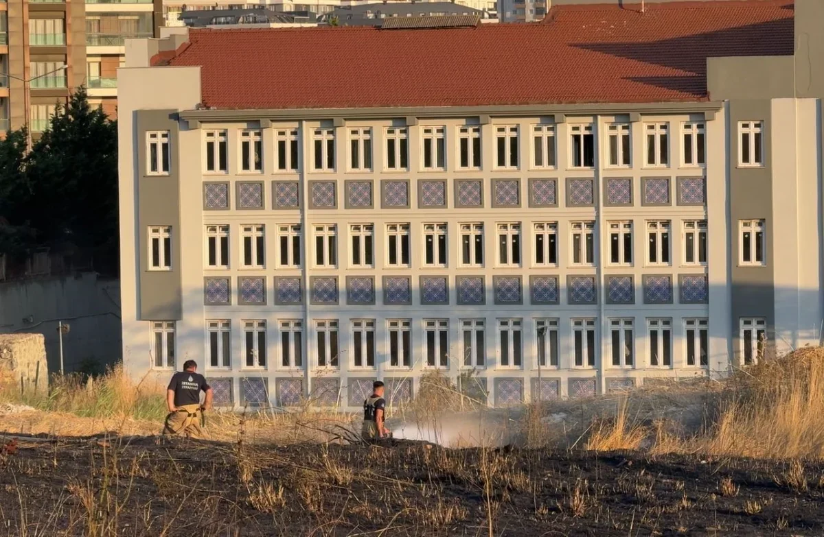 Beylikdüzü'nde otluk alanda yangın paniği: Alevler sitelere yaklaştı