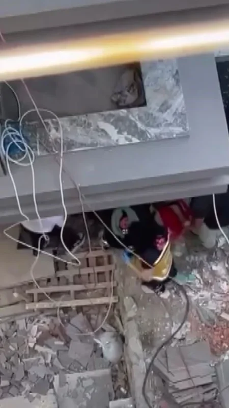 Küçükçekmece'de inşaattan düşen işçi ağır yaralandı
