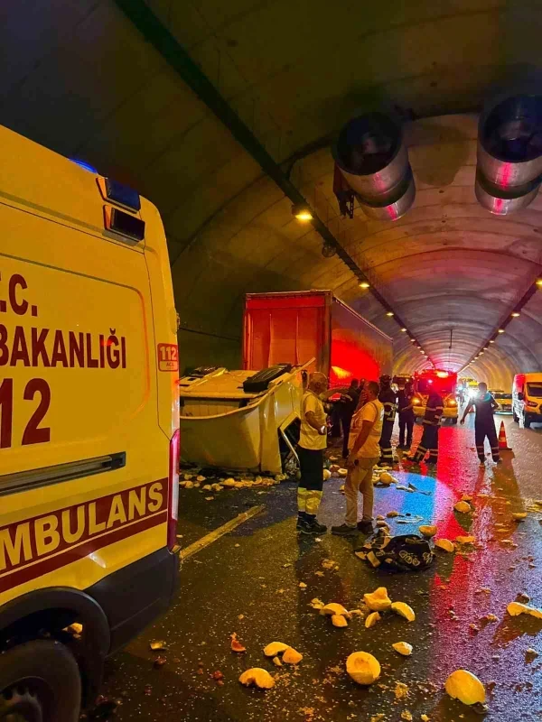 Orhangazi Tüneli'nde tır kamyona çarptı: Sürücü ağır yaralı