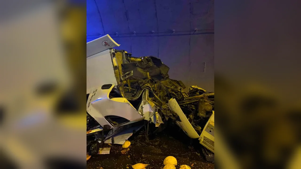 Orhangazi Tüneli'nde tır kamyona çarptı: Sürücü ağır yaralı