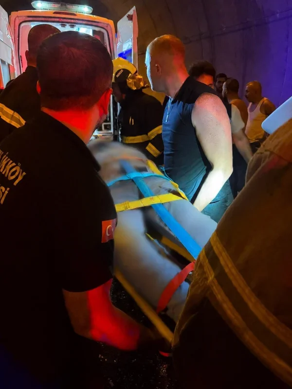 Orhangazi Tüneli'nde tır kamyona çarptı: Sürücü ağır yaralı
