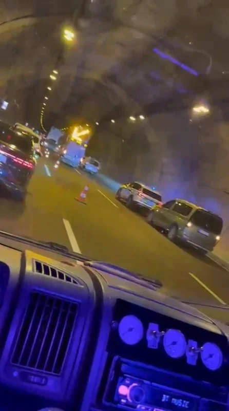 Orhangazi Tüneli'nde tır kamyona çarptı: Sürücü ağır yaralı