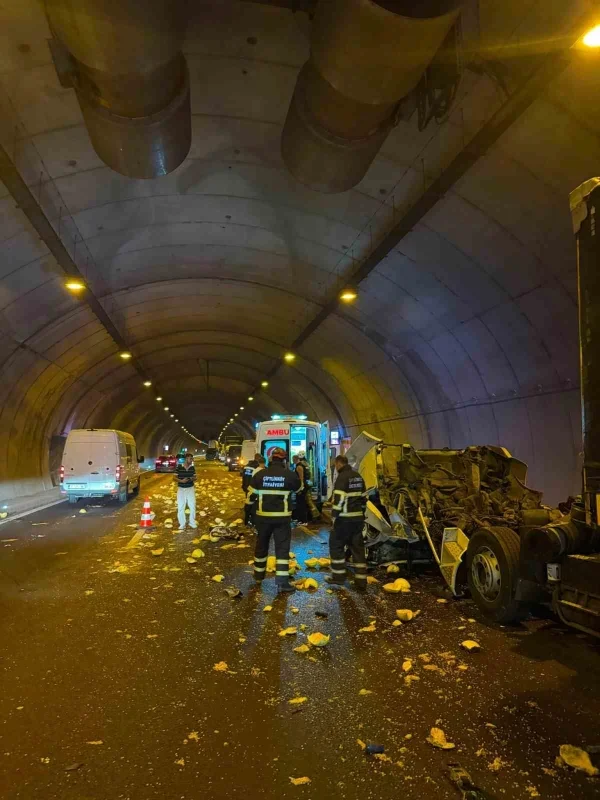 Orhangazi Tüneli'nde tır kamyona çarptı: Sürücü ağır yaralı