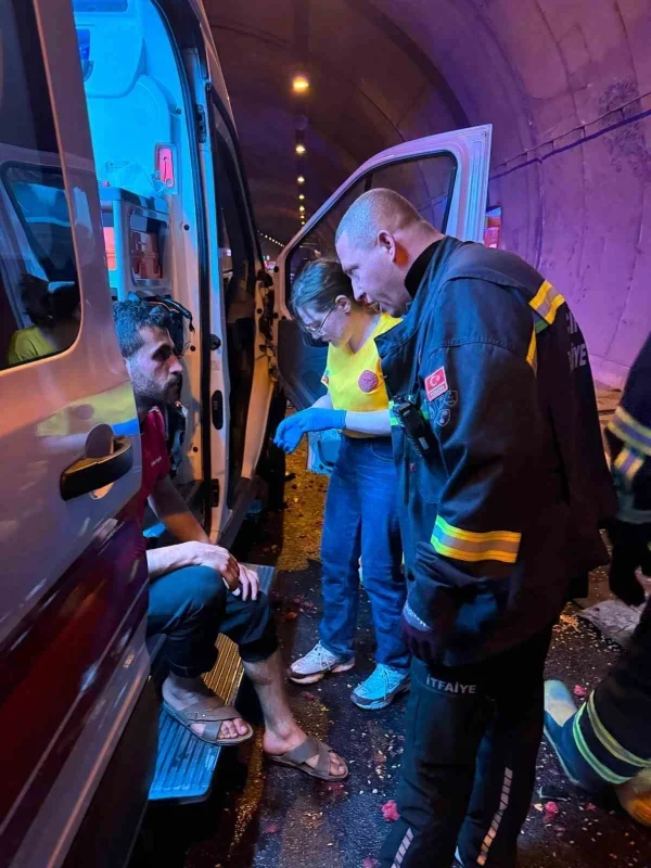 Orhangazi Tüneli'nde tır kamyona çarptı: Sürücü ağır yaralı