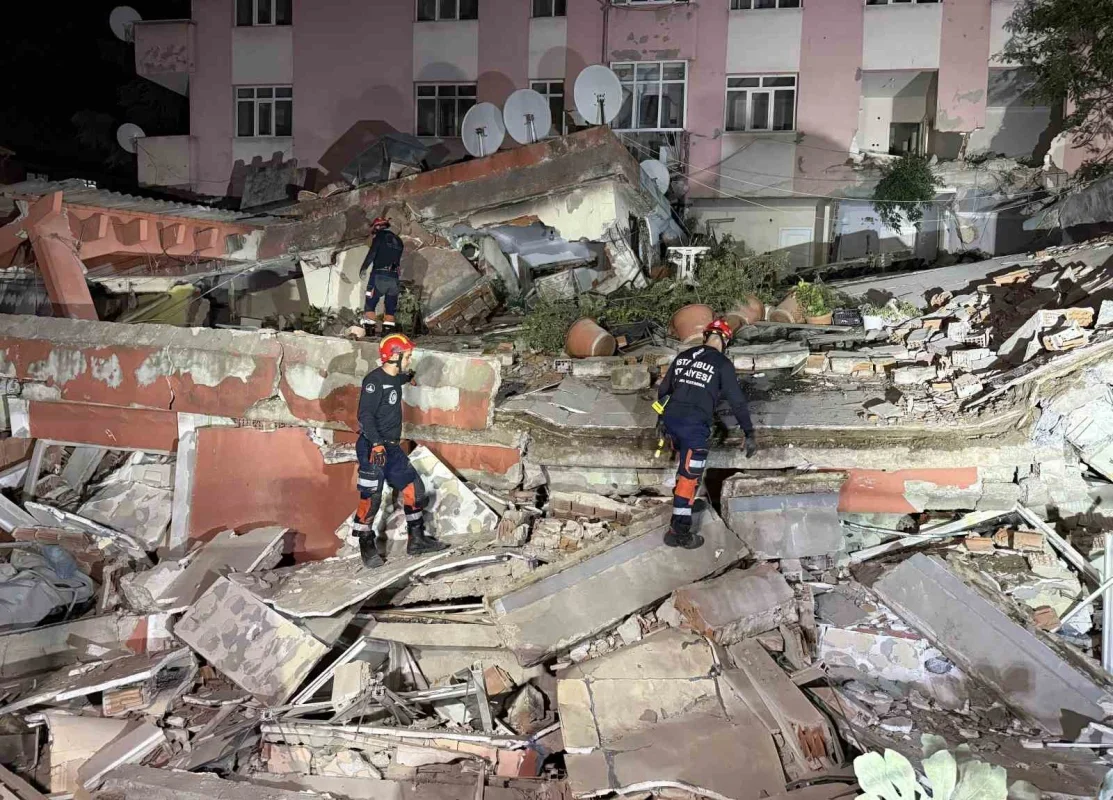 Bahçelievler'de tahliye edilen bina bugün çöktü