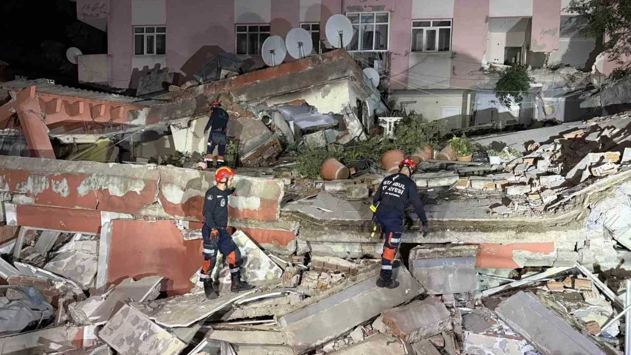 Bahçelievler'de tahliye edilen bina bugün çöktü