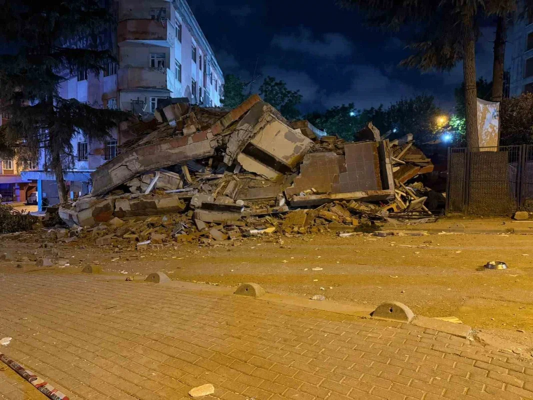 Bahçelievler'de tahliye edilen bina bugün çöktü