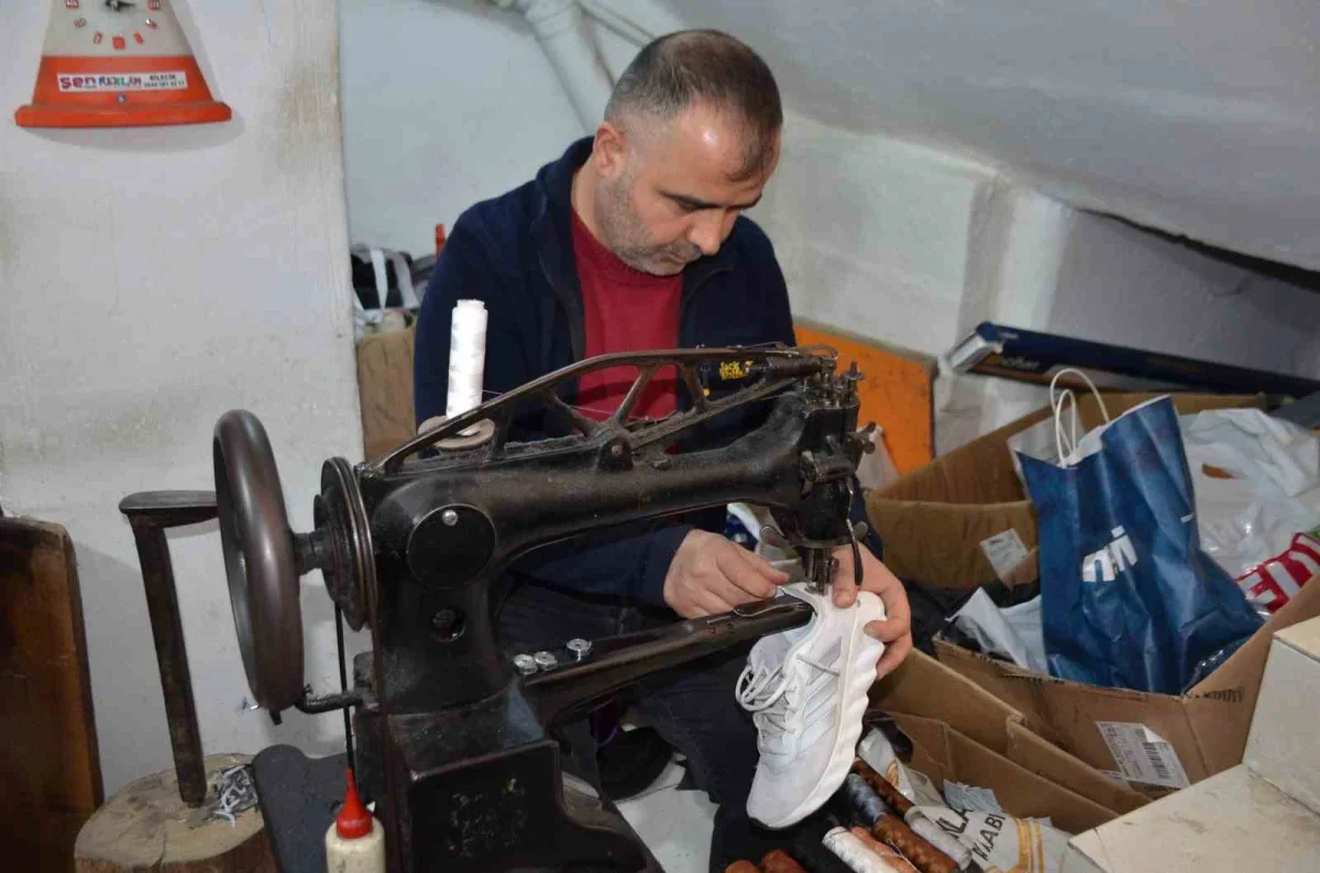 Bilecik'te son ayakkabı tamircilerinden Feyzullah Akça