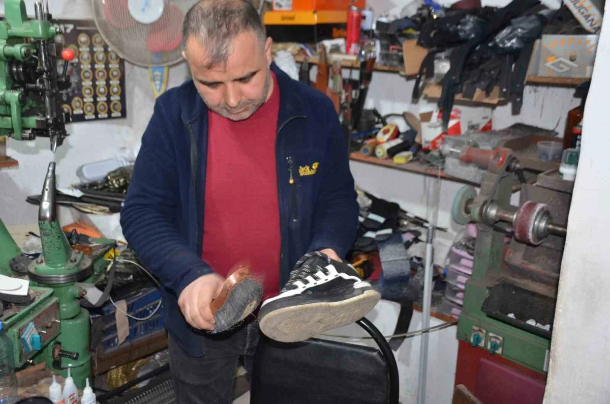 Bilecik'te son ayakkabı tamircilerinden Feyzullah Akça