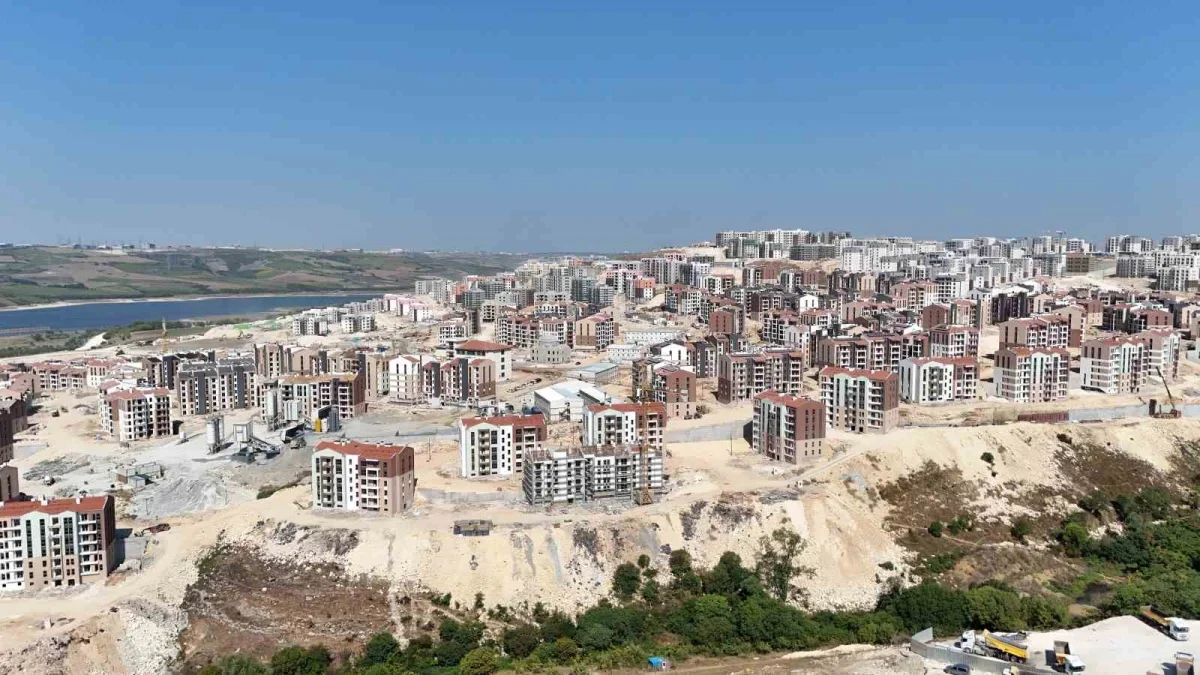 Arnavutköy'de TOKİ sosyal konutları hızla yükseliyor