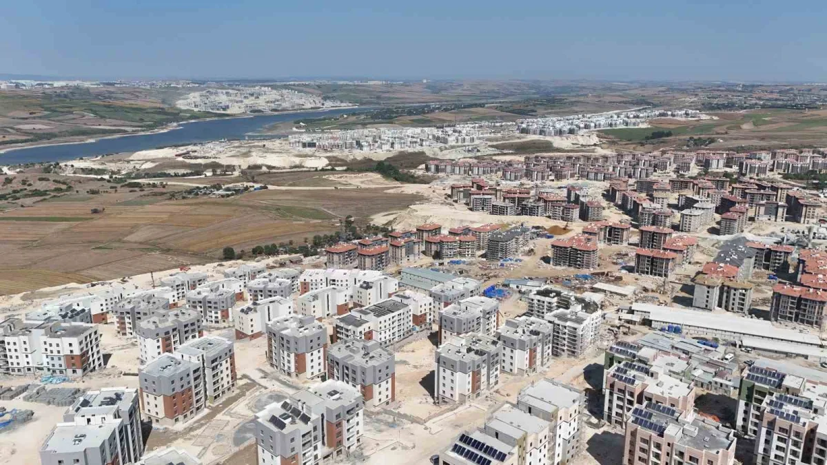 Arnavutköy'de TOKİ sosyal konutları hızla yükseliyor