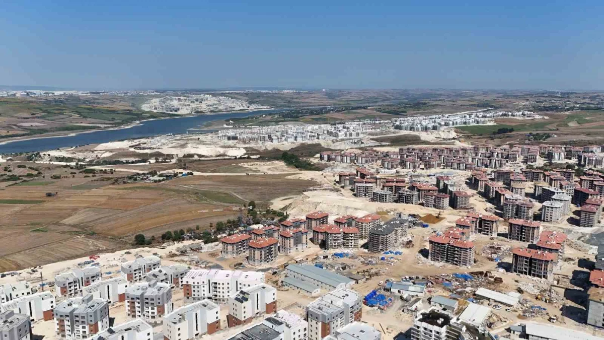 Arnavutköy'de TOKİ sosyal konutları hızla yükseliyor