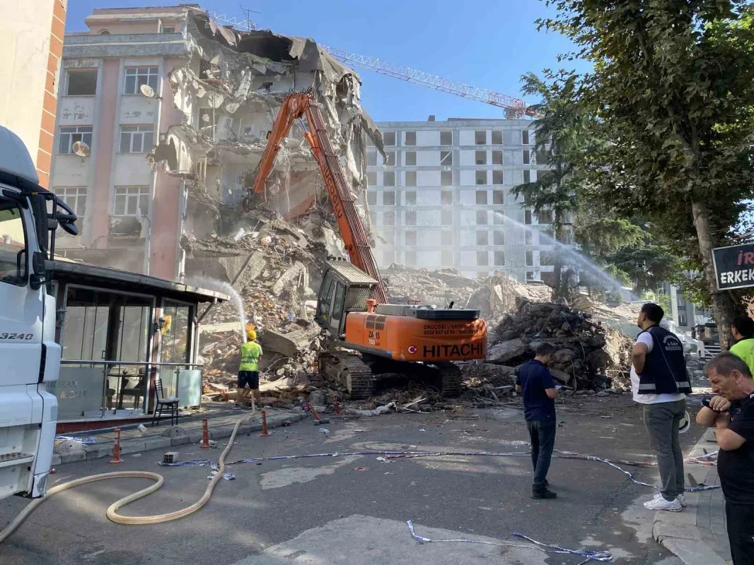 Bahçelievler'de çöken binanın yanındaki yapı havadan görüntülendi