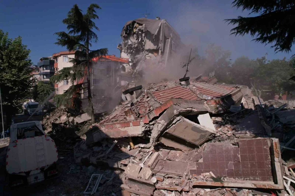 Bahçelievler'de çöken binanın yanındaki yapı havadan görüntülendi