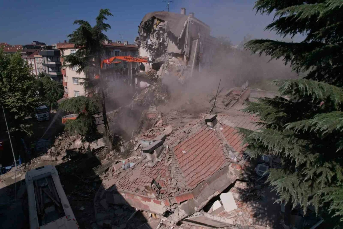 Bahçelievler'de çöken binanın yanındaki yapı havadan görüntülendi