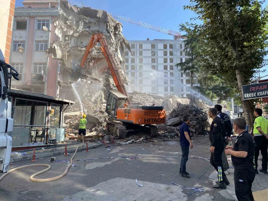 Bahçelievler'de çöken binanın yanındaki yapı havadan görüntülendi