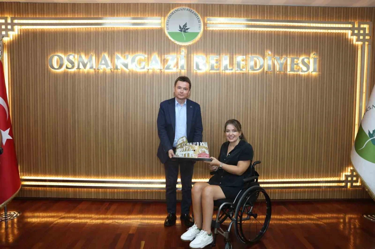 Kübra Denizci Keskin, Roma kupasını Başkan Aydın'la paylaştı