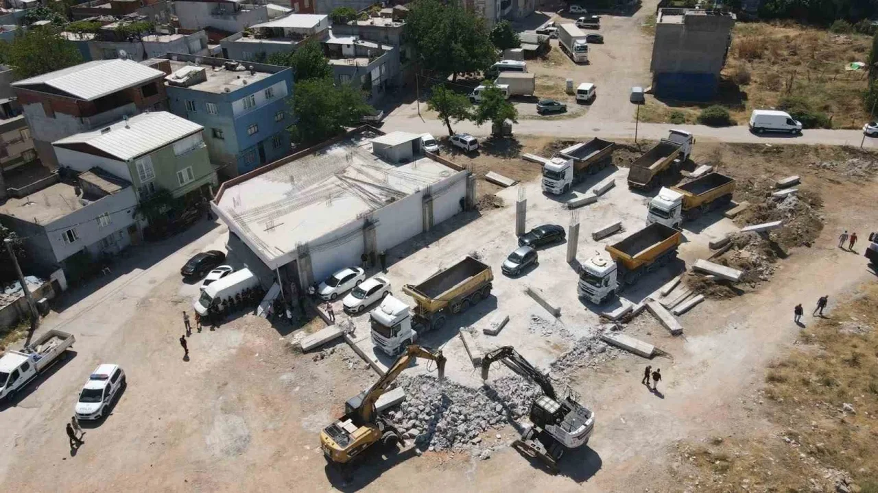 Yıldırım'da kaçak yapıya lüks araçlarla engel girişimi
