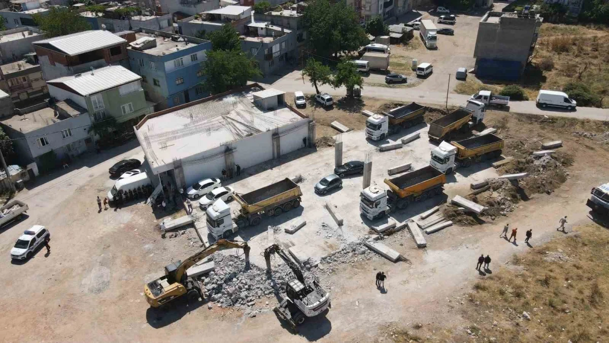 Yıldırım'da kaçak yapıya lüks araçlarla engel girişimi