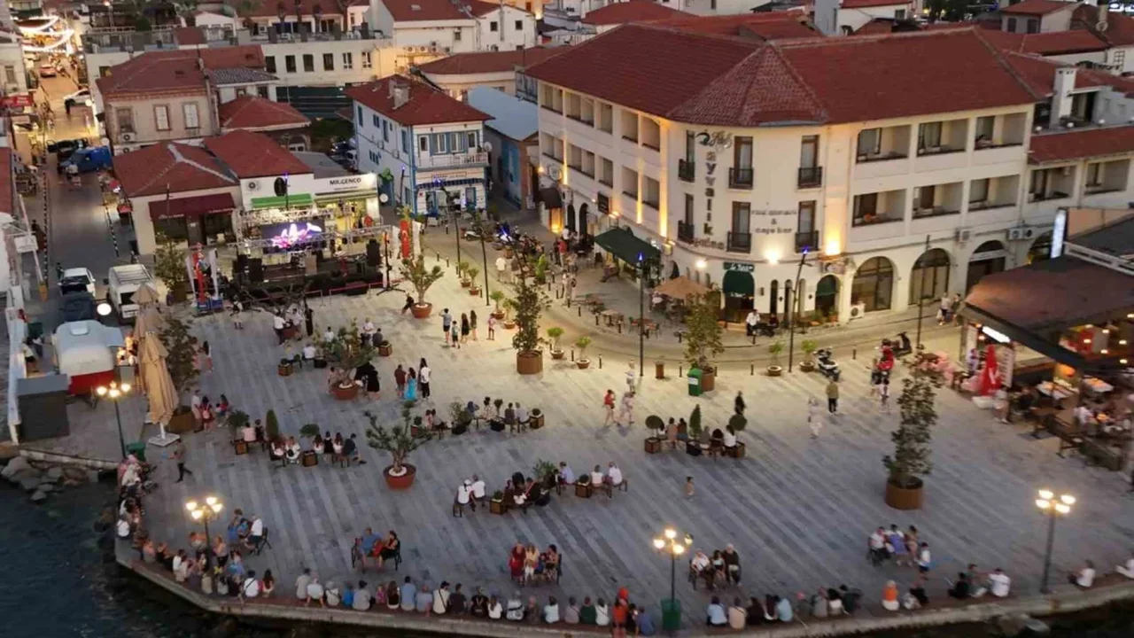 Ayvalık'ta Tarihi Gümrük Meydanı yenilenerek açıldı